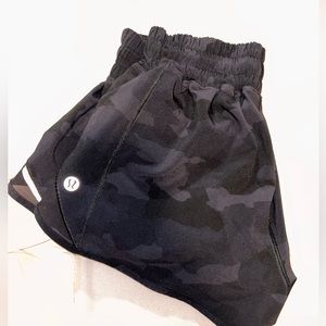 Lululemon black camo hotty hot low rise shorts